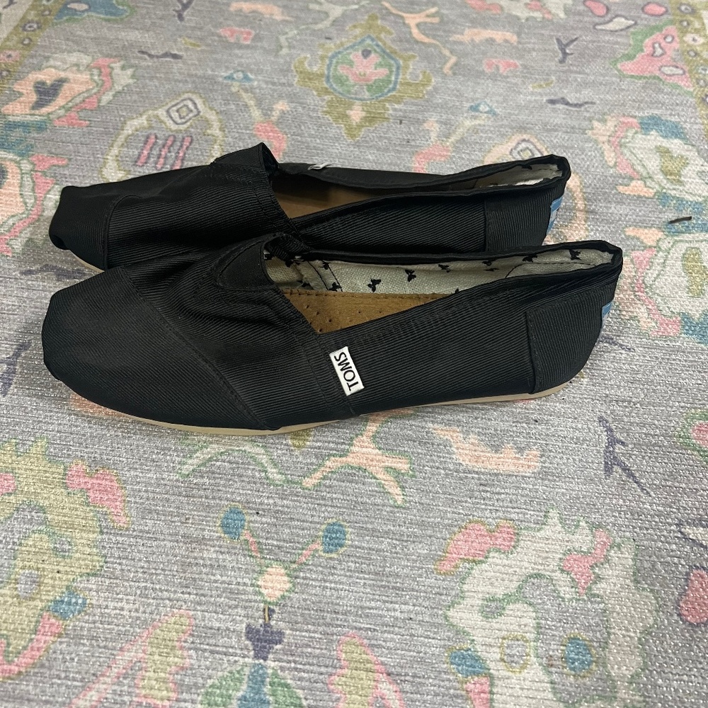 Tom’s black shoes